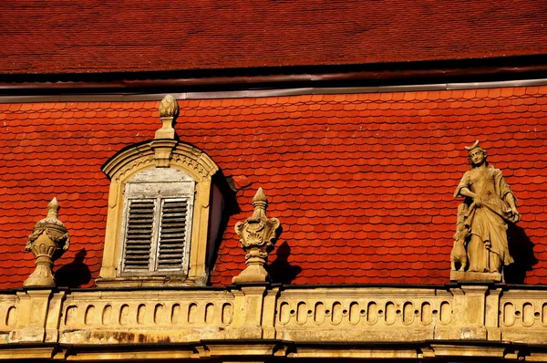 Střechu zdobí socha — Stock fotografie