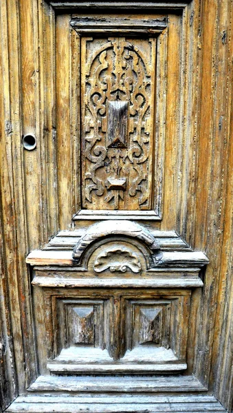 Porta in legno decorato — Foto Stock