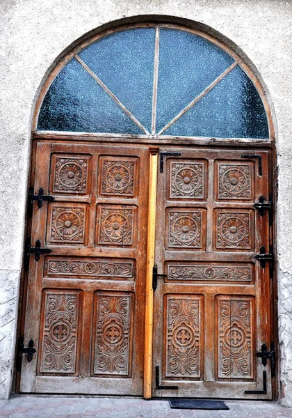 Украшенные деревянные церковные двери — стоковое фото