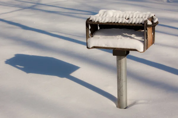 Grelha de churrasco coberta de neve — Fotografia de Stock