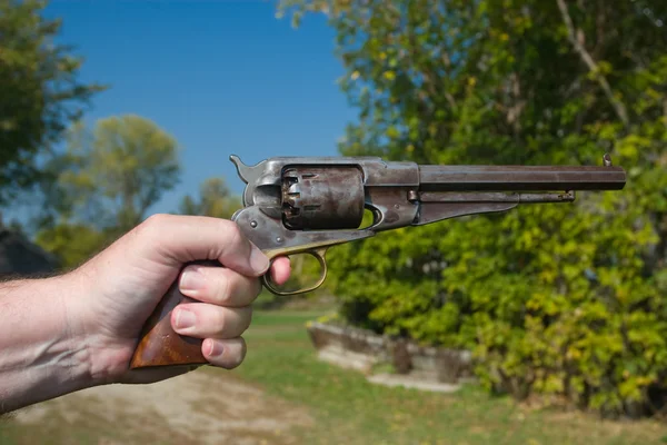 Hand som håller gamla pistol — Stockfoto