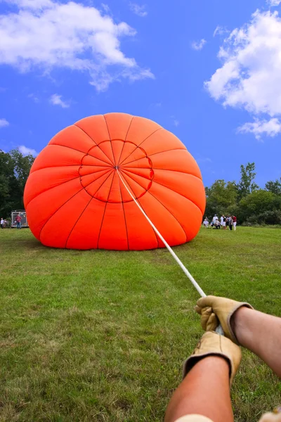 Aufblasen eines Heißluftballons — Stockfoto