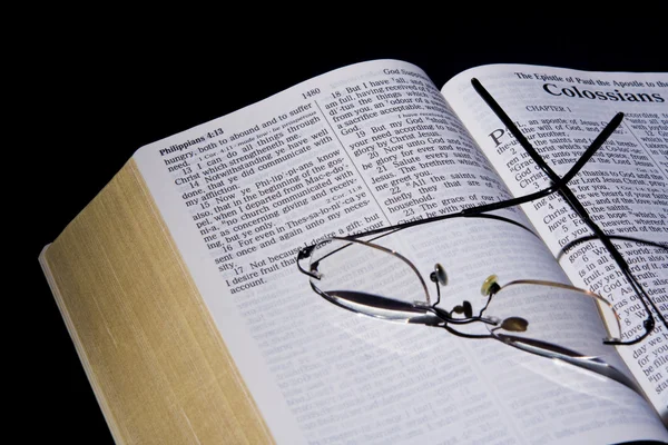 Bíblia Isolada em Preto — Fotografia de Stock