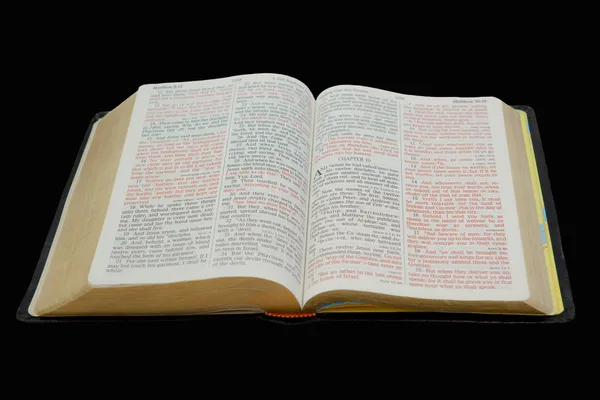 Αγία Γραφή που απομονώνονται σε μαύρο — Φωτογραφία Αρχείου