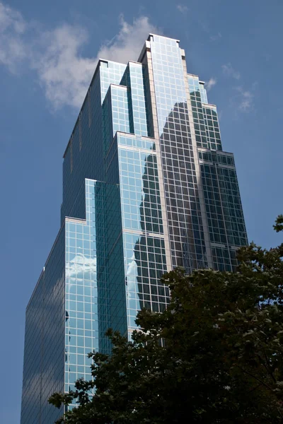 Edifício alto da cidade — Fotografia de Stock