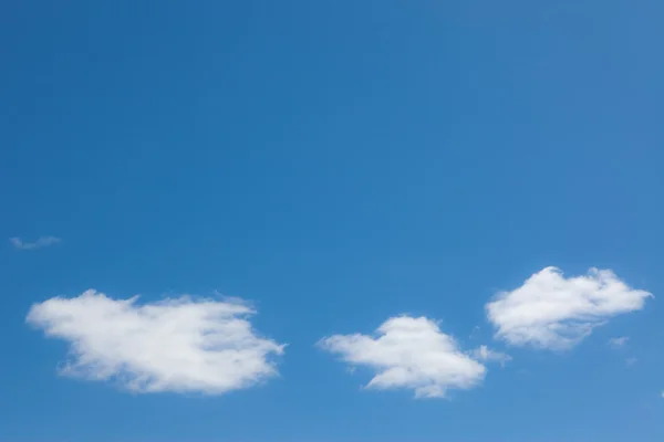 Blå himmel med skyer – stockfoto