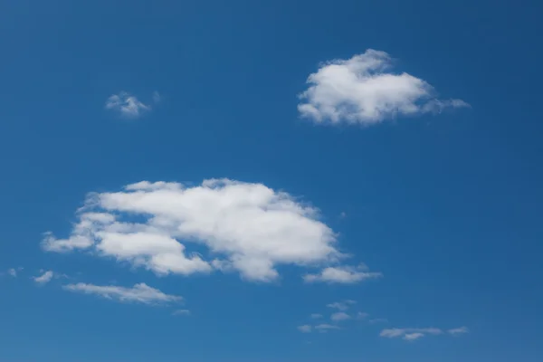 Cielo azul con nubes Imágenes De Stock Sin Royalties Gratis