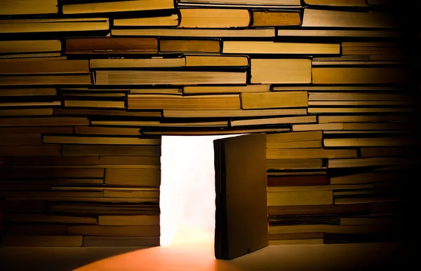 Parede de livros com porta aberta — Fotografia de Stock