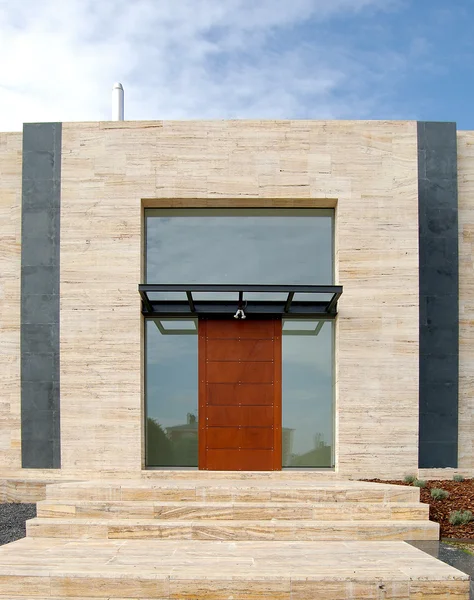 Dörren till ett modernt hus — Stockfoto