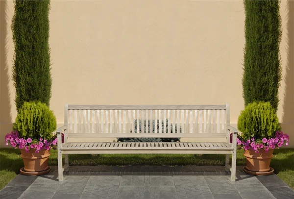 Bench front a clean wall — Stock Photo, Image