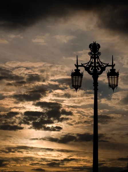 夕焼け空上の街灯. — ストック写真
