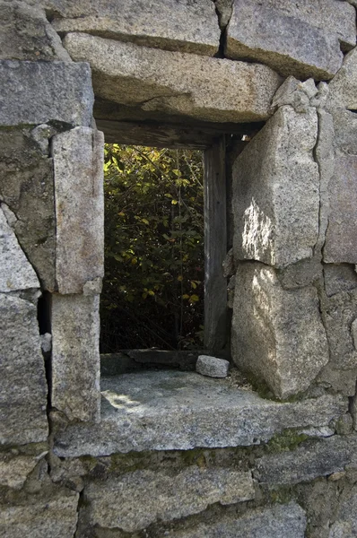 Βράχο πέτρινο τοίχο με ένα παράθυρο — Φωτογραφία Αρχείου