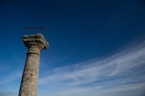 Cruz medieval de hierro en el cielo azul —  Fotos de Stock