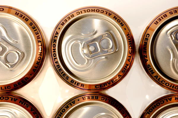 Linha de alumínio dourado latas de cerveja não alcoólica — Fotografia de Stock