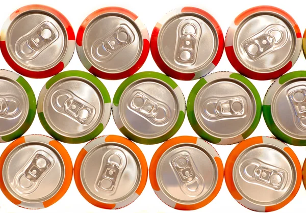 Cor latas de bebida de alumínio empilhadas — Fotografia de Stock