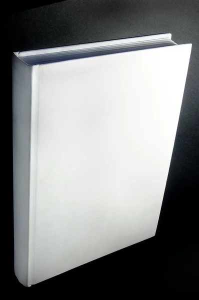 Белая книга на черном фоне — стоковое фото