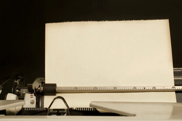 Урожай друкарської машинки з паперовим листом всередині на чорному тлі — стокове фото