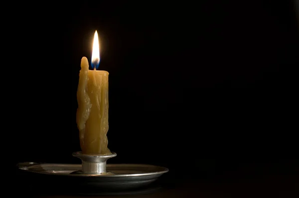 Antiker Metallleuchter mit brennender Kerze auf schwarzem Hintergrund — Stockfoto