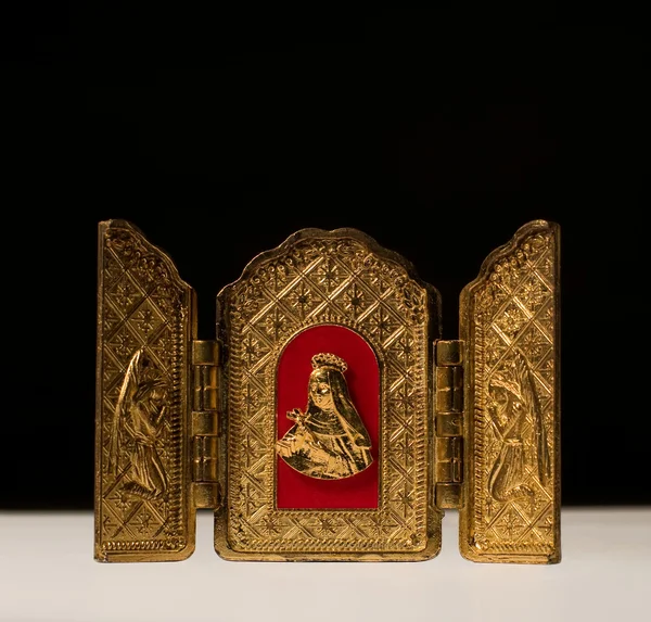Goldenes Triptychon mit Jungfrau flankiert von Erzengeln — Stockfoto