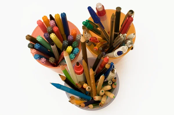 Színes tollak, filctollak, markerek és egy fehér doboz tartályban ceruzák — Stock Fotó