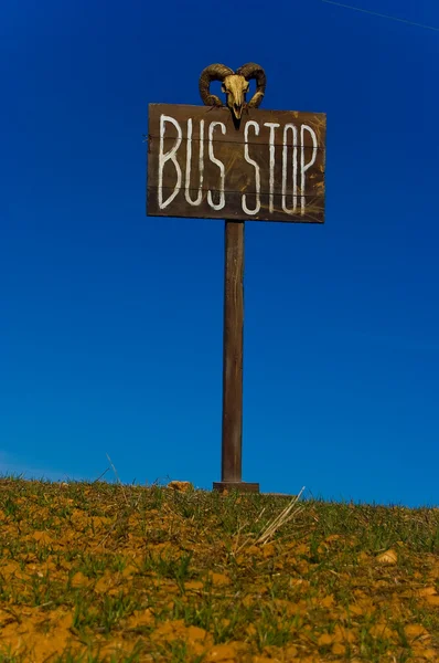Poteau d'arrêt de bus contre le ciel bleu . — Photo
