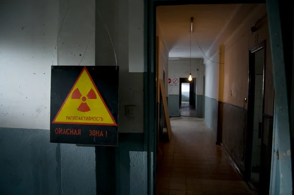 Radioactieve logo op gele voorzichtigheid teken — Stockfoto