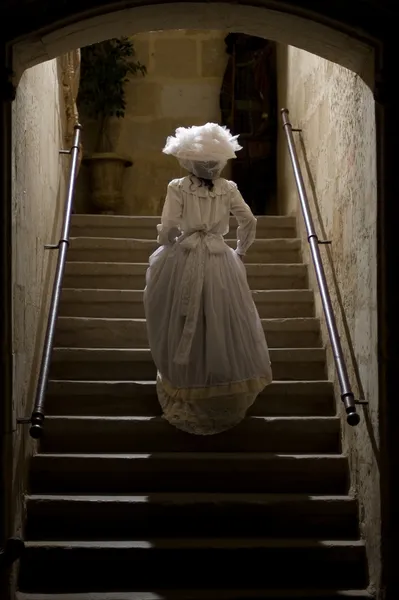 Victorian lady in castle stairs. 1900 Style. — Stock Photo, Image