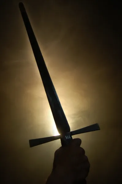 Arka aydınlatma, ortaçağ İspanyolca kılıç siluet — Stok fotoğraf