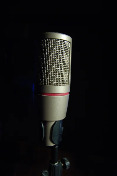 Mikrofon na białym tle na czarnym tle — Zdjęcie stockowe