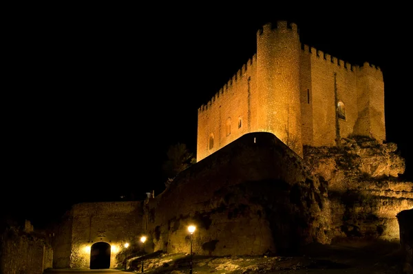Замок з Alarcon на ніч в Куенка. Іспанія — стокове фото