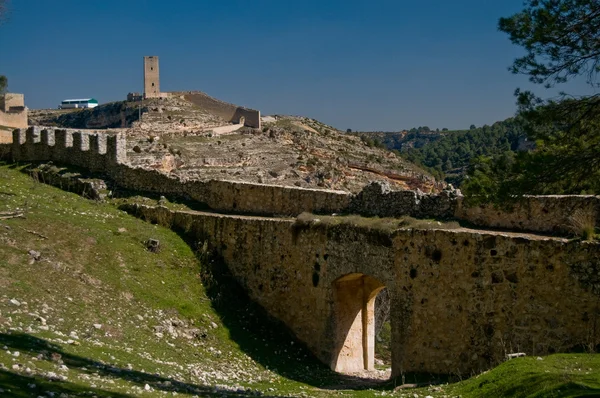 Walls of Alarcon and Campo Tower in horizon. Alarcon. Cuenc, Spain — Stock Photo, Image