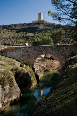 Romanik köprü el picazo ve campo ufuk kulesi. Cuenca Alarcon. Spa