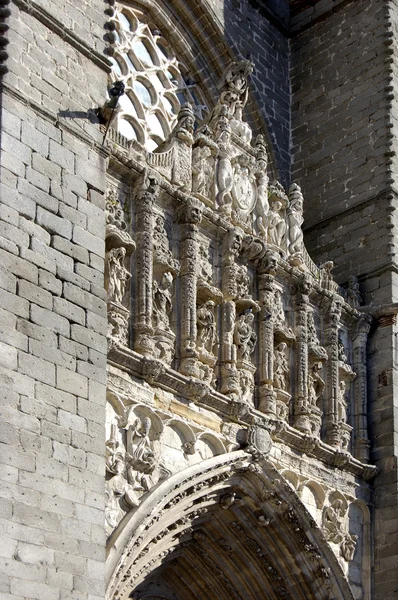 スペインでアビラ大聖堂プリンシパルの前のエントリをアーチします。 — ストック写真