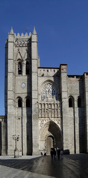 スペインでアビラ大聖堂プリンシパルの前のエントリ — ストック写真