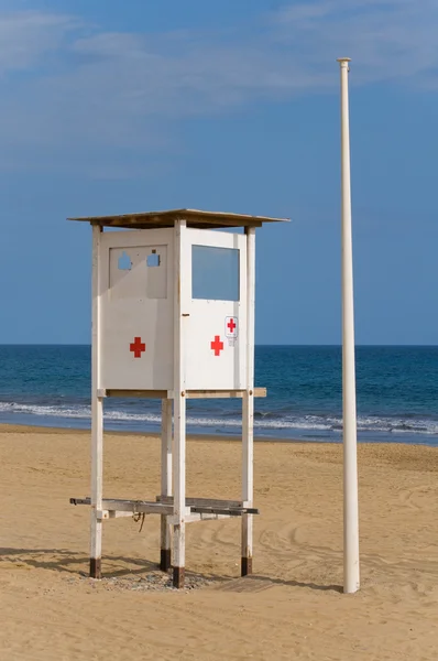 Ερυθρού Σταυρού ναυαγοσώστη σταθμό σε μια παραλία — Φωτογραφία Αρχείου
