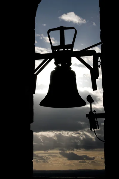 Zvonek na zvonice nad zamračená obloha — Stockfoto