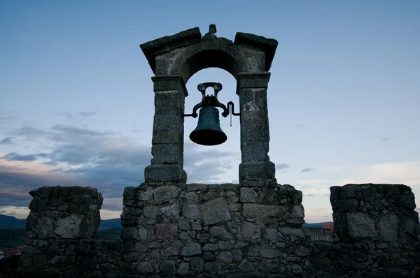 Колокол на колокольне над облачным небом — стоковое фото