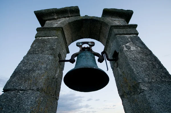 Bell sur Bellfry au-dessus du ciel nuageux — Photo