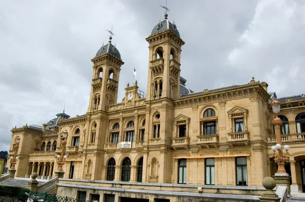 Сан-Себастьян - здание мэрии — стоковое фото