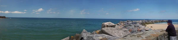 Panoramisch uitzicht over de oceaan vanaf het mariene wandeling — Stockfoto