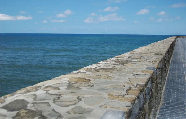 Parede de pedra no passeio marítimo — Fotografia de Stock