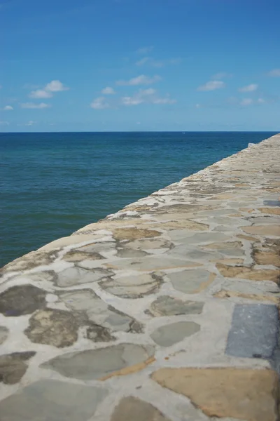 Πέτρα τοίχο σε θαλασσινή βόλτα — Φωτογραφία Αρχείου
