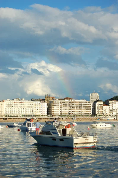 Barco de recreo en Bahía Concha. San Sebastián. España — Foto de Stock