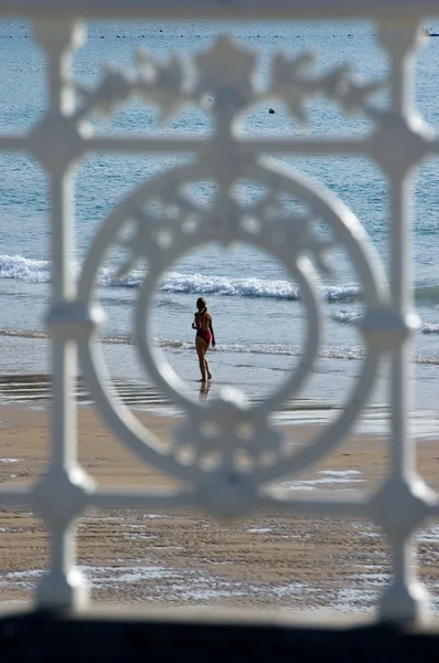Zábradlí ze san sebastian s pláže Ondarreta v pozadí. San — Stock fotografie