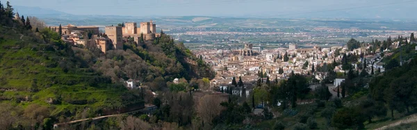 Panoramisch van granada en het alhambra. Granada, Spanje — Stockfoto