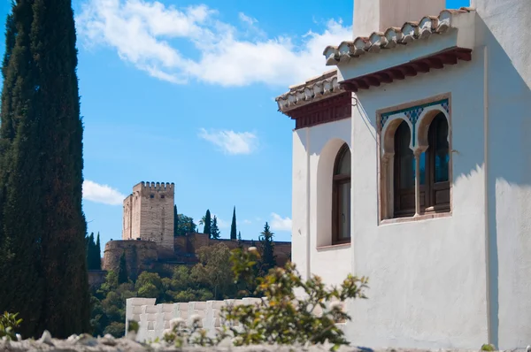 Maurské okno a alhambra palác. Granada, Španělsko — Stock fotografie