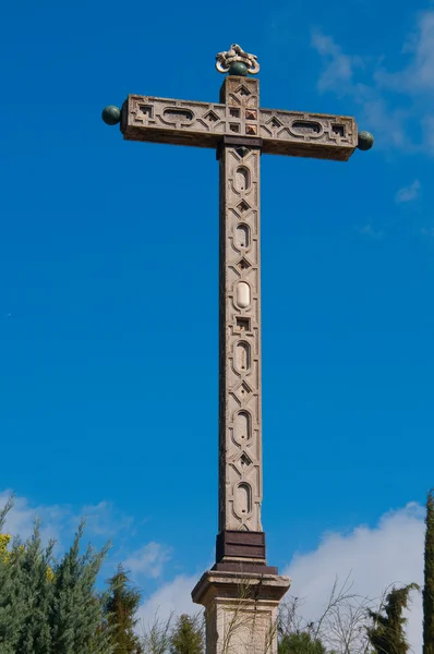 青い空に石造りの十字 — ストック写真