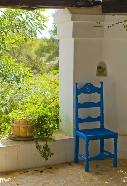 アンティーク ブルー木製および枝編み細工品椅子ポーチと太陽に照らされた庭 — ストック写真