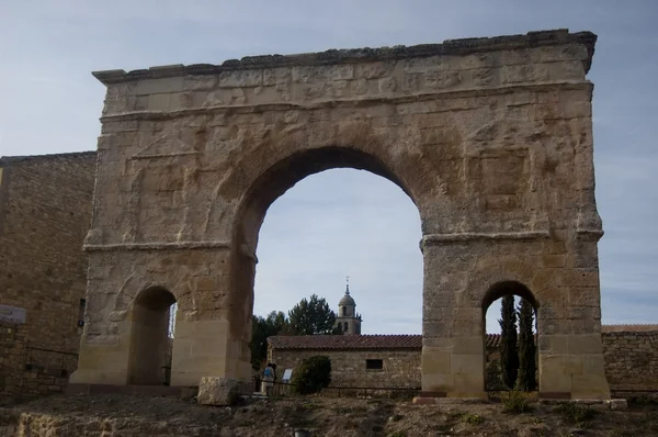 Мединасели Арка Римского века II, Сория. Испания (только в Испании с тремя отверстиями — стоковое фото