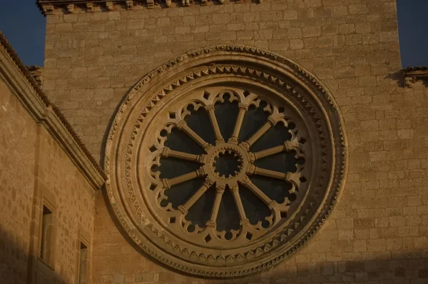 玫瑰窗口中的圣玛丽亚教堂入口门面德韦尔塔 cistercian m — 图库照片